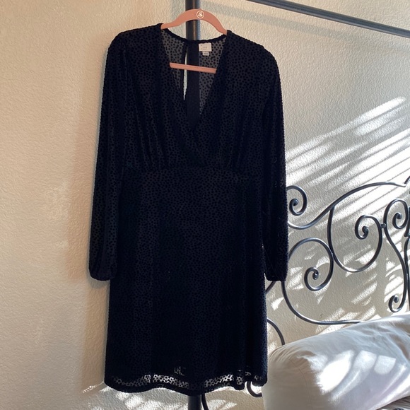 Black Dress, Slit Top Back, Buttonless, Easy Stretch Fabric🖤 - Picture 1 of 8